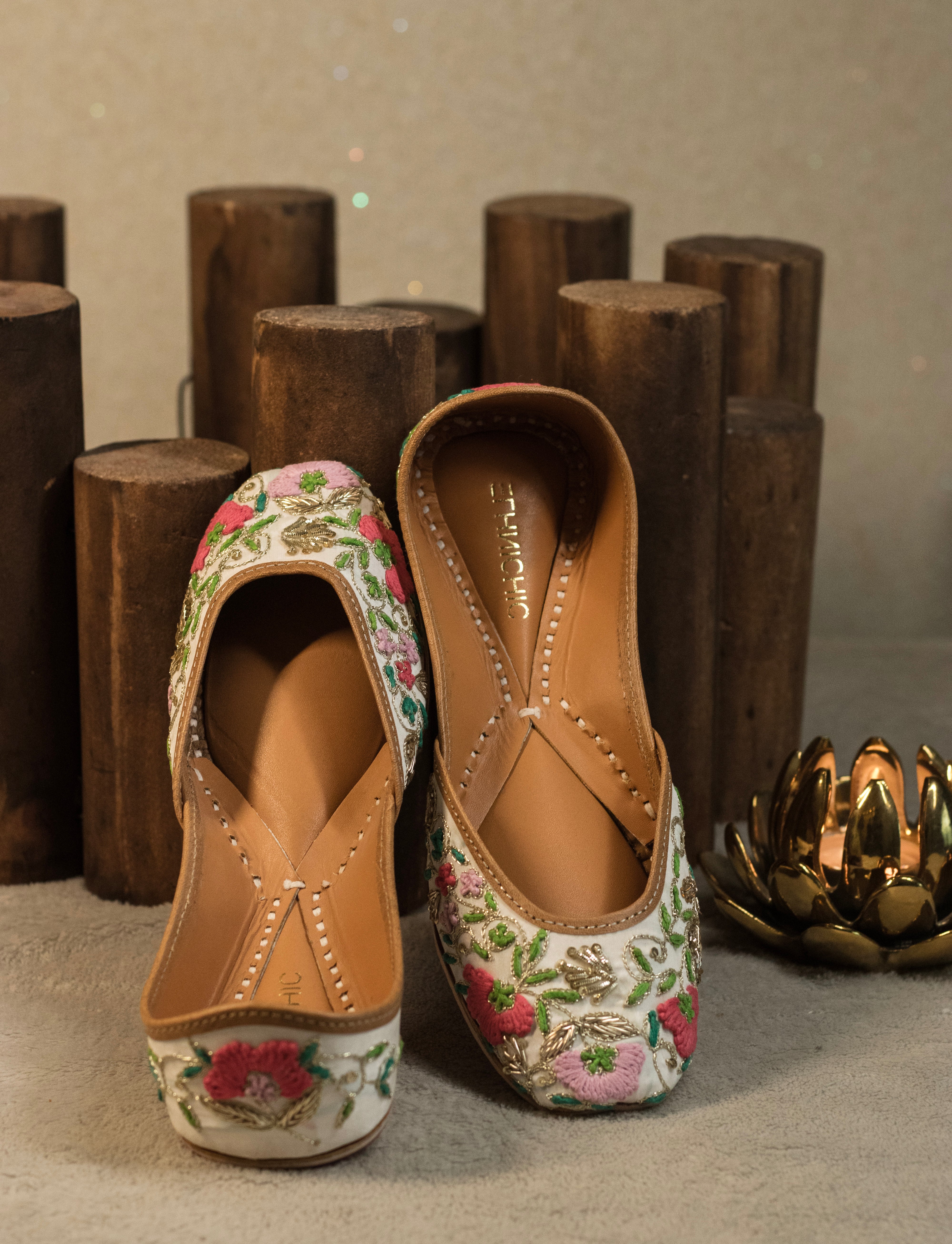 Floral Hand-Embroidered White Jutti