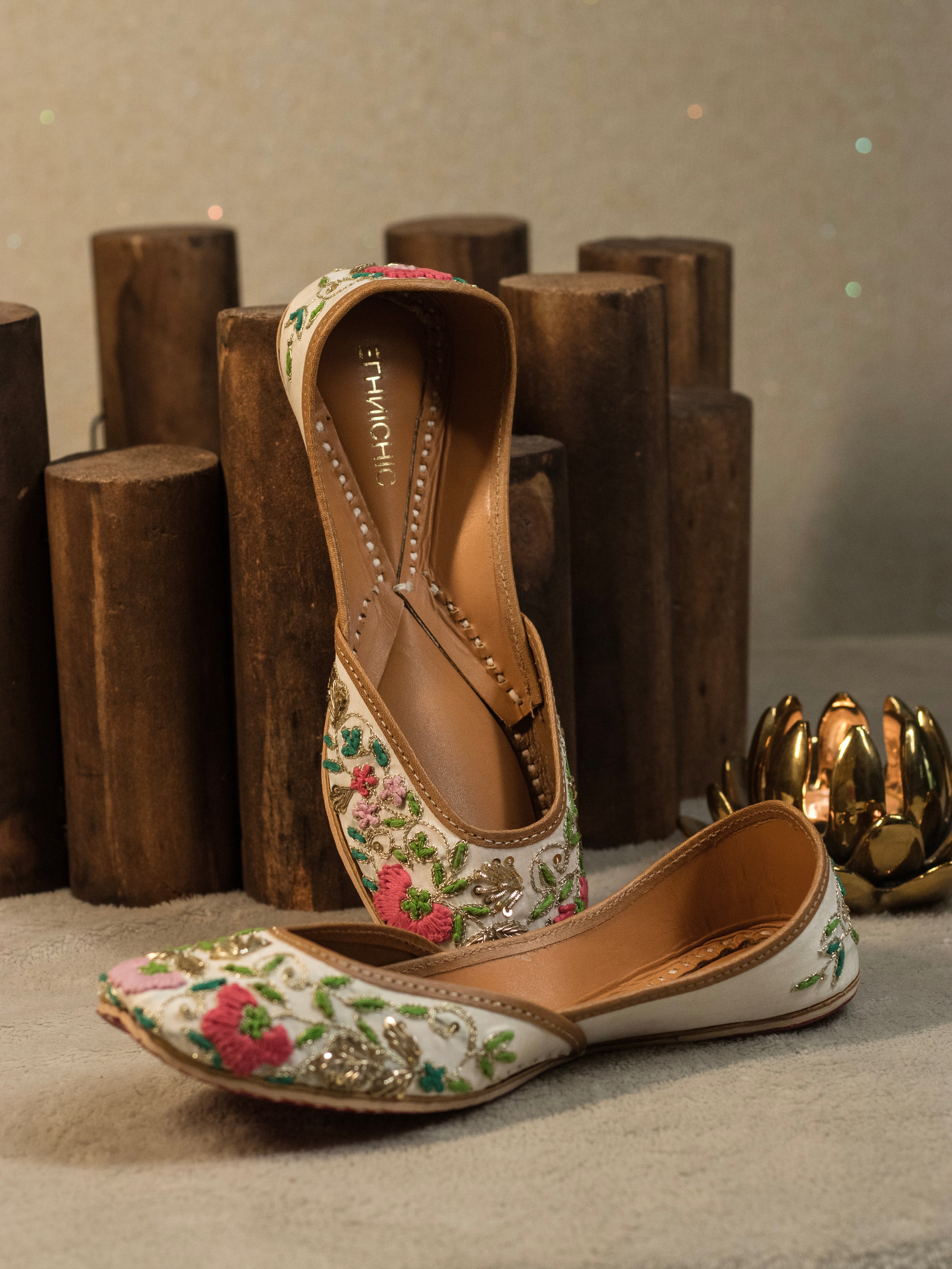 Floral Hand-Embroidered White Jutti