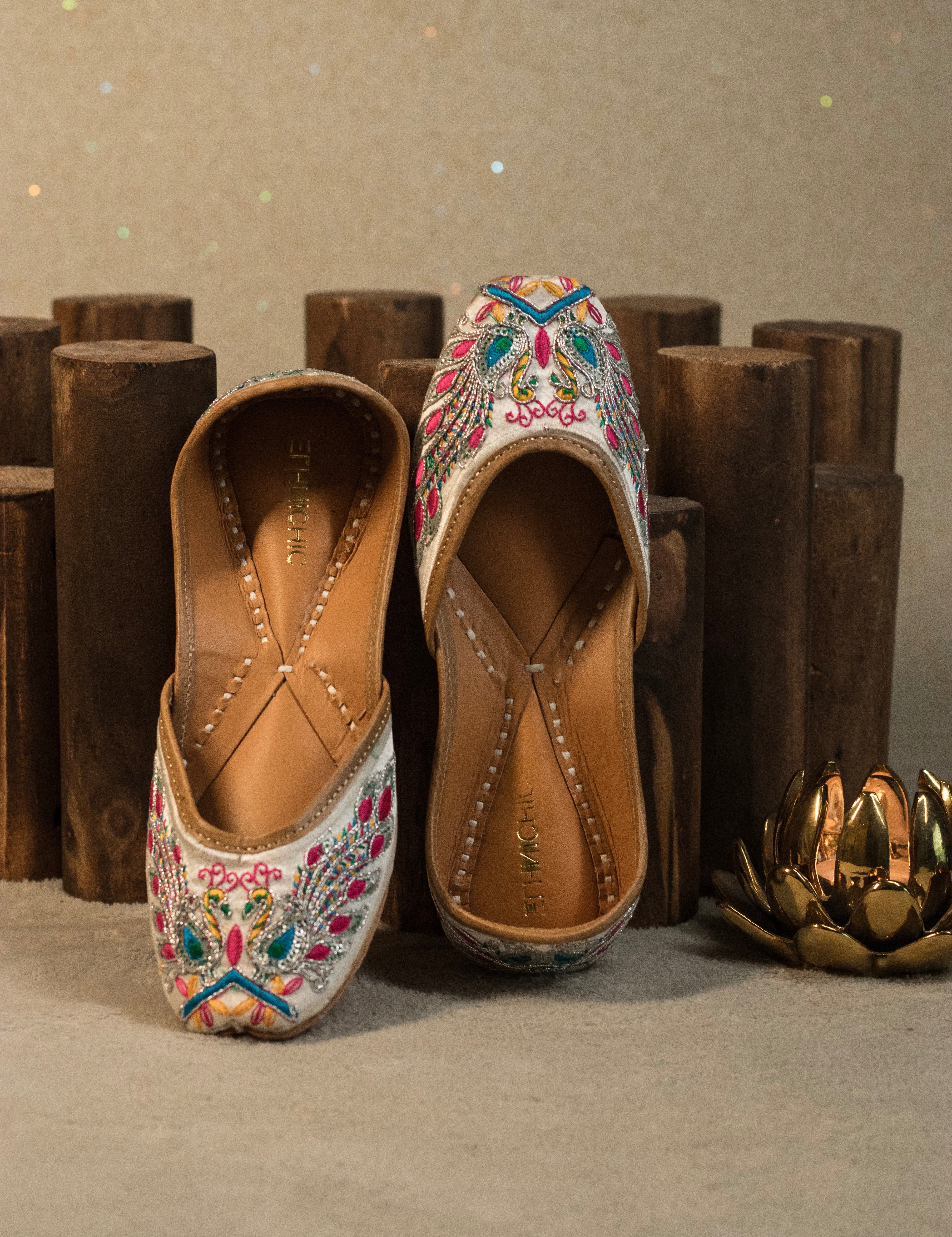 Royal Peacock Embroidered Ivory Jutti