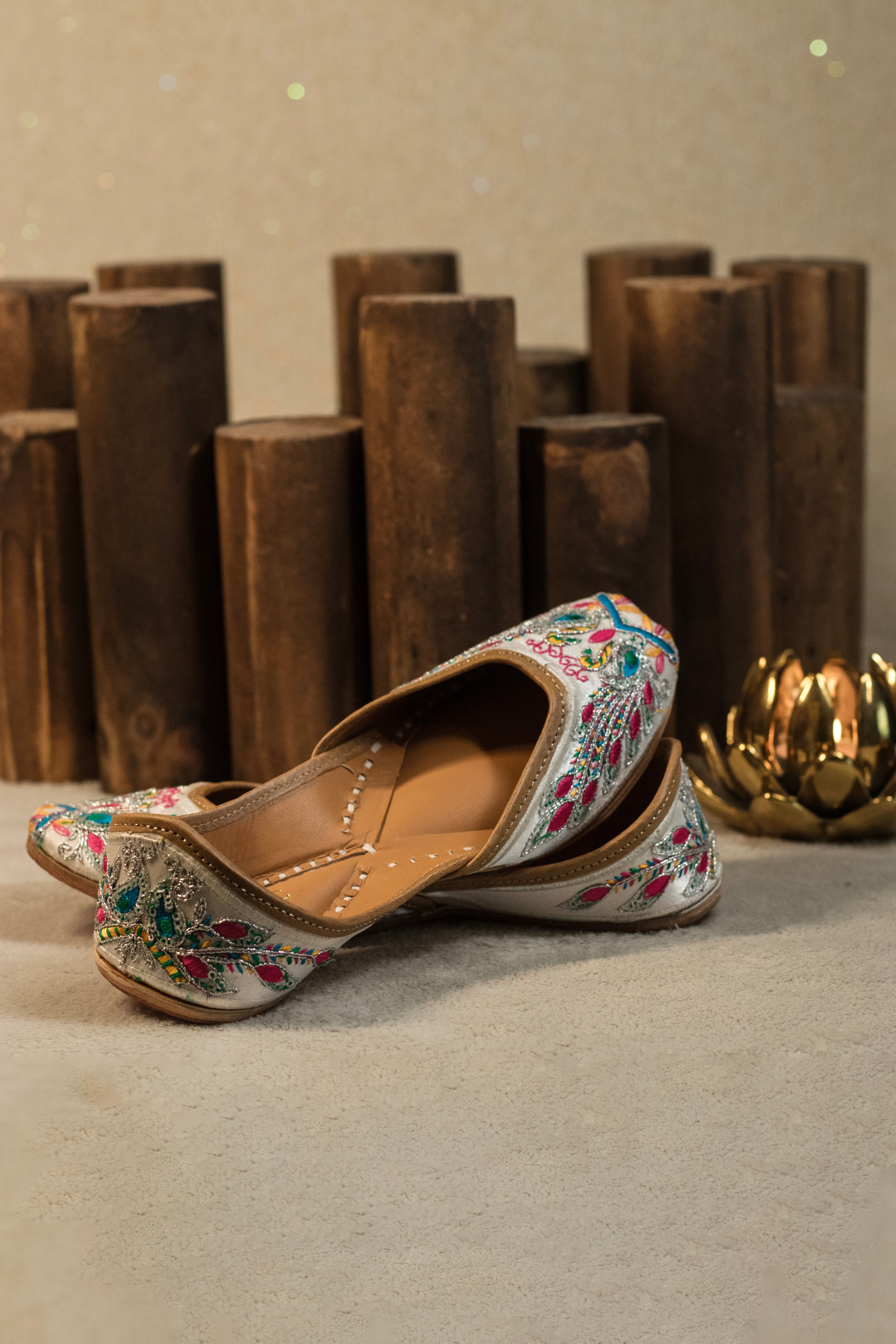 Royal Peacock Embroidered Ivory Jutti