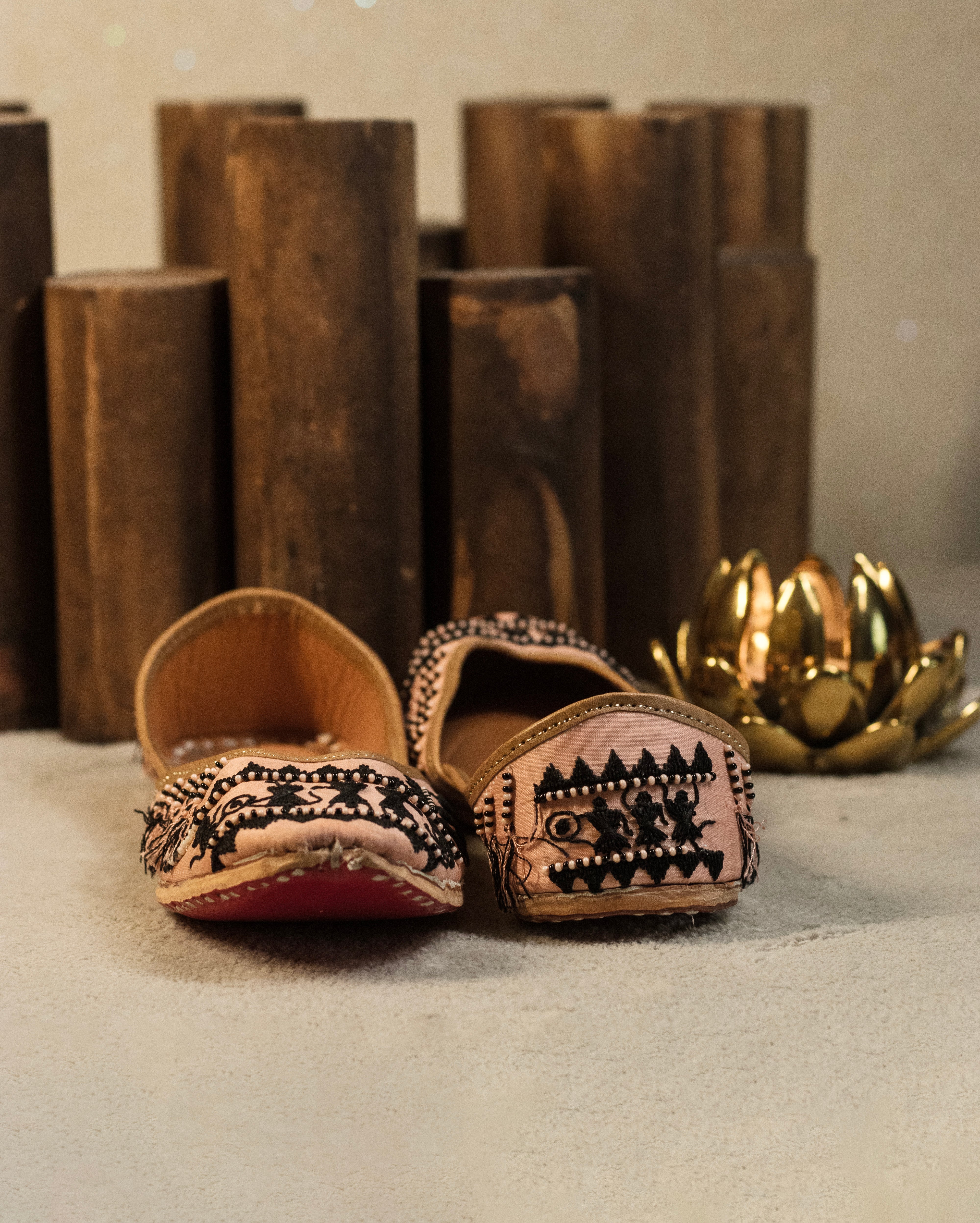 Warli Art Hand-Embroidered Blush Jutti