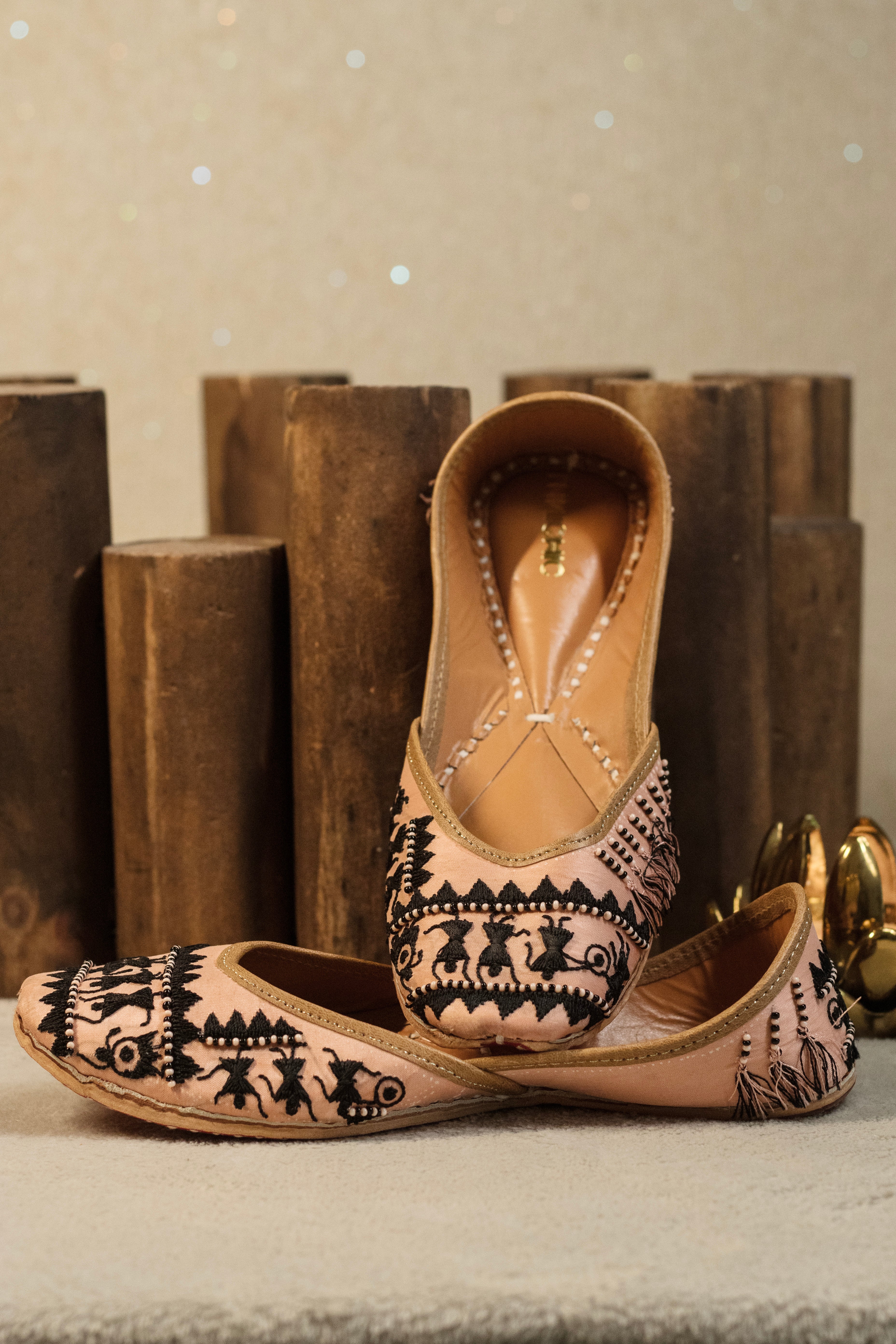 Warli Art Hand-Embroidered Blush Jutti